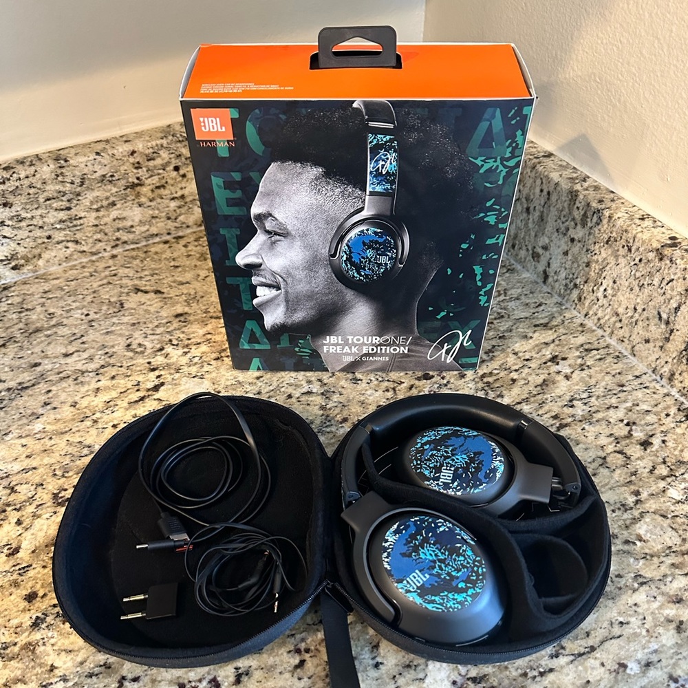 JBL TourOne Freak Edition JBL x Giannis Headphones